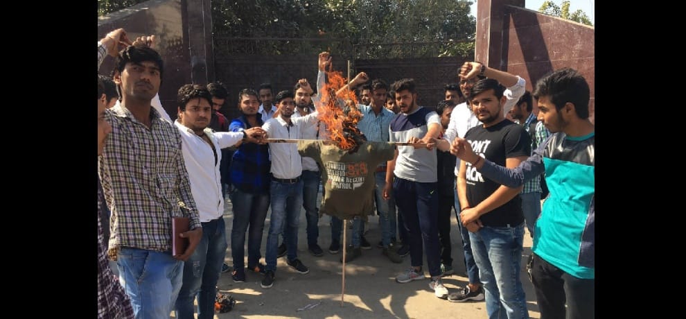 Left student organizations have ABVP effigy