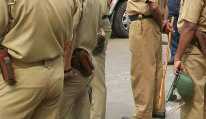 girl tried to killed her niece with knife at kanpur