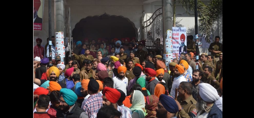 illegal alcohol seized from delhi gurudwara campus, people create furor