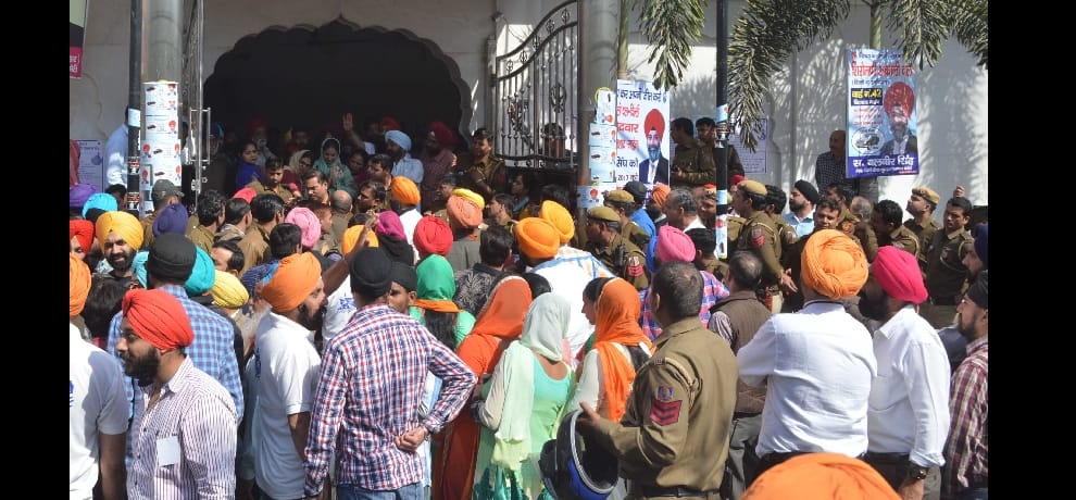 illegal alcohol seized from delhi gurudwara campus, people create furor
