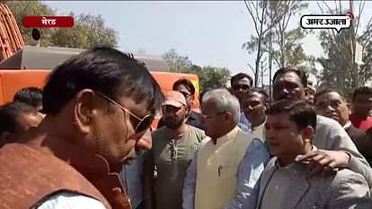 Clash between Laxmikant vajpayee and meerut mayor 
