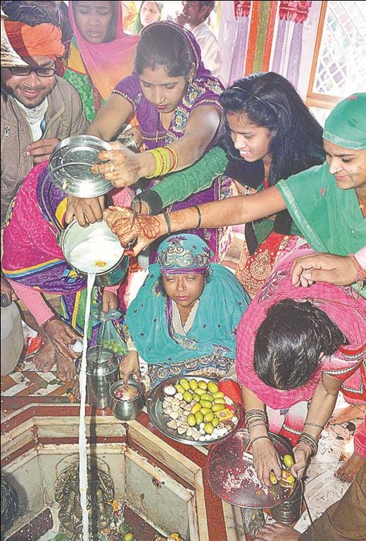 Maha Shivaratri devotees at temples aroused was swamped