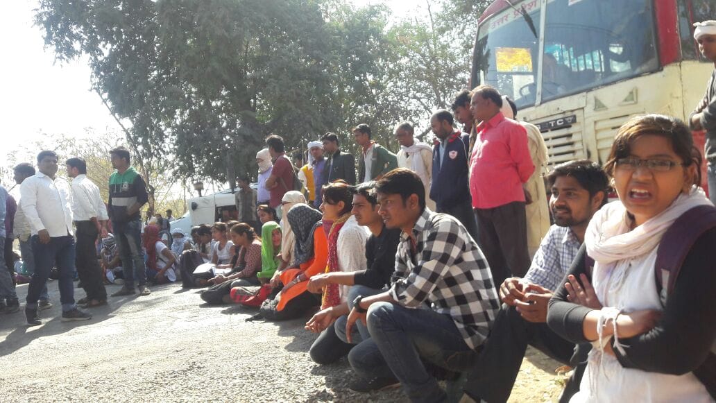 a monkey byte girl student in mirzapur, road jam