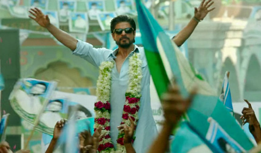 shahrukh khan give gold pandents to girls