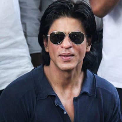 shahrukh khan give gold pandents to girls
