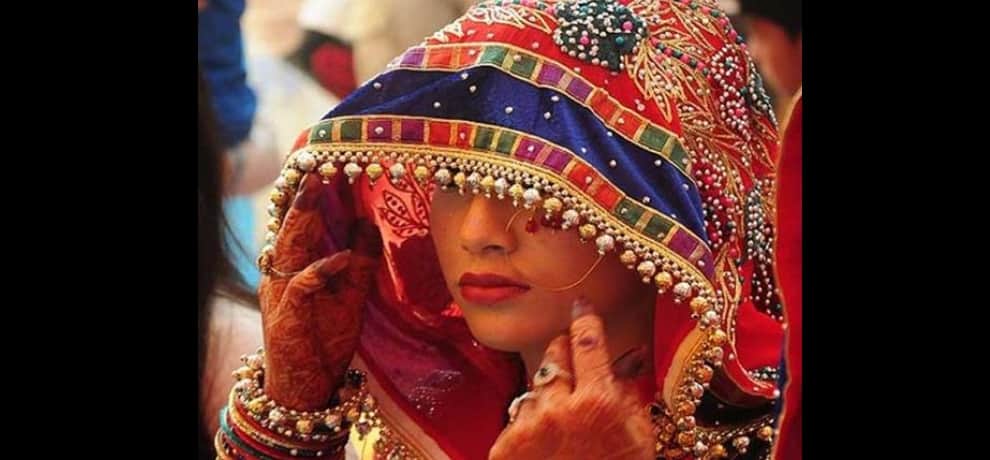 Mirzapur young man threw the vermillion on the head of the bride, villagers beaten, again married