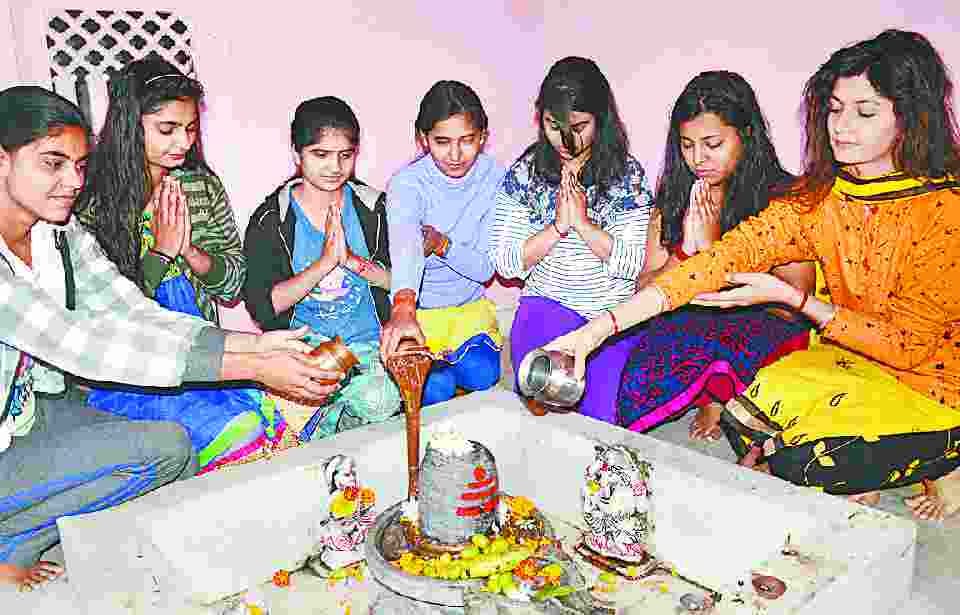 devotees prayed god shiva 