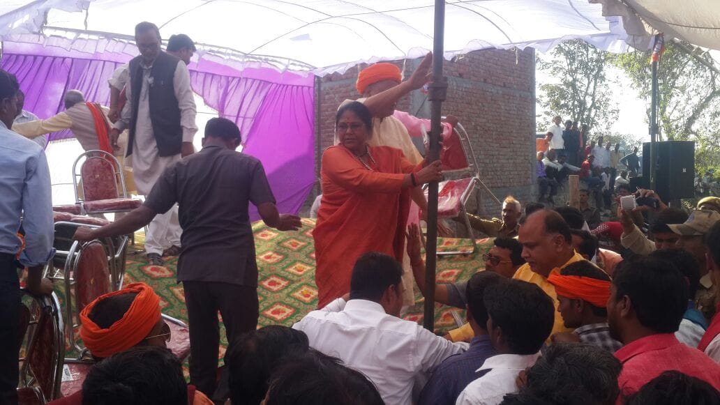 sadhvi niranjan jyoti stage collapse in bhadohi