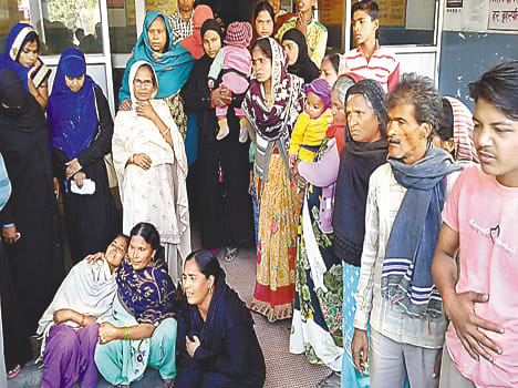 Death of a worker buried beneath the lintel, two injured