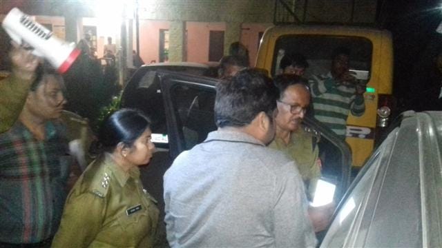 Fire on the car of traders looted cash