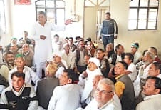 laathi lekar kanpur pahunchein kisan