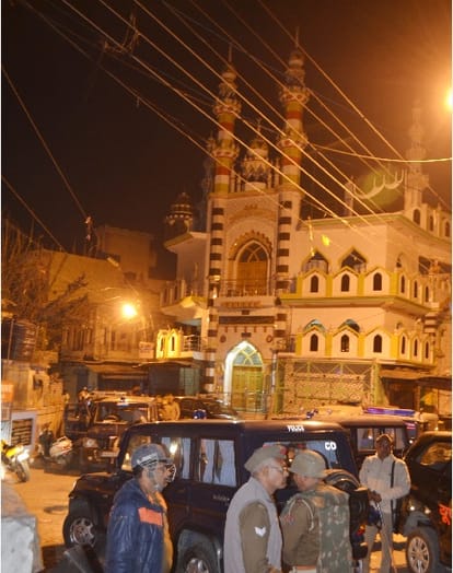 Molesting checkpoint tried to burn, Waving arms before police, Sectarian tensions