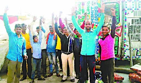Truck overturned on National Highway, the villagers demonstrate