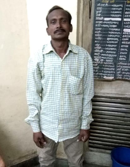 husband pushed his wife from running train, RPF constable saved her life