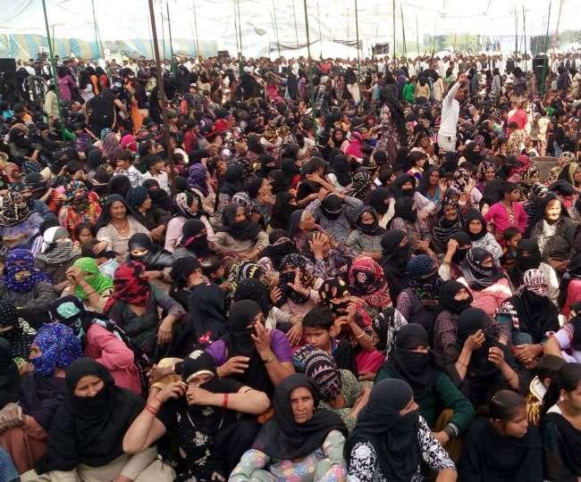 jat agitators celebration black day and sitting on protest place in black dresses at rohtak