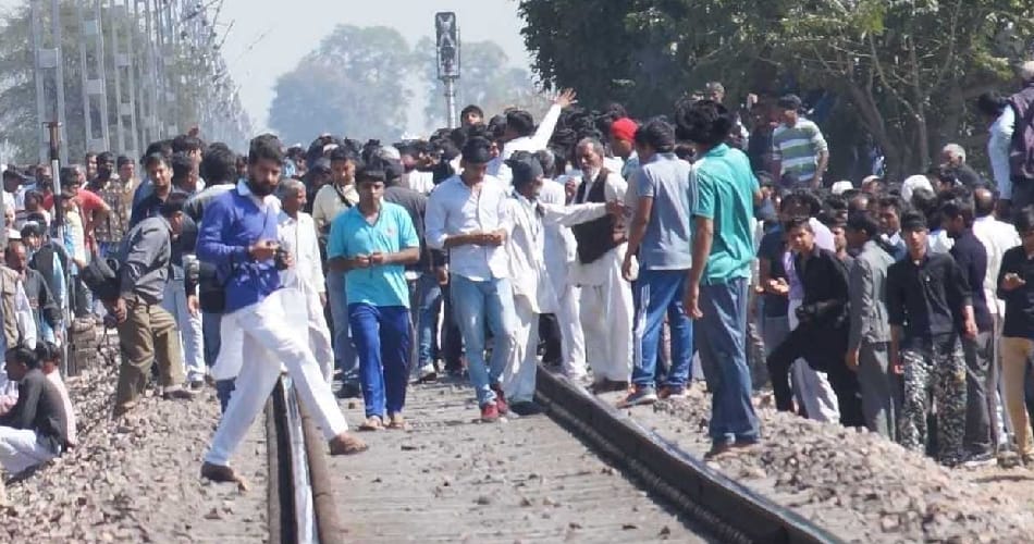 jat agitators celebration black day and sitting on protest place in black dresses