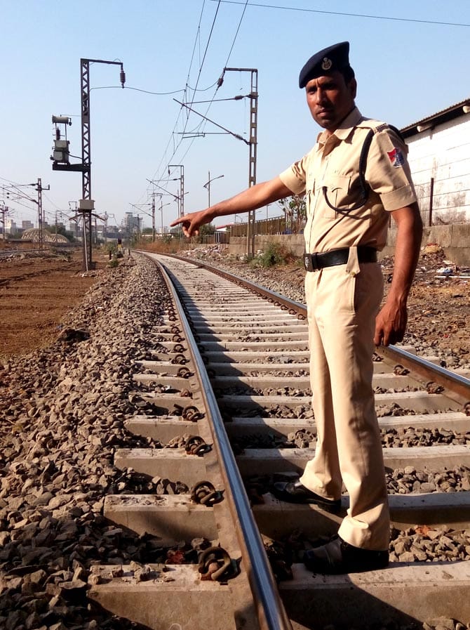 husband pushed his wife from running train, RPF constable saved her life