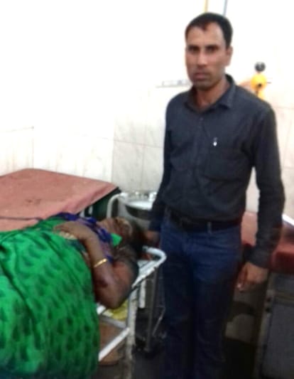 husband pushed his wife from running train, RPF constable saved her life