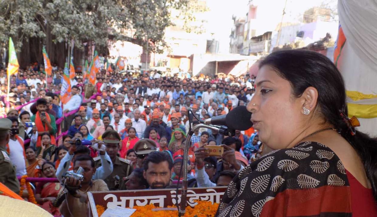 smriti irani says samajwadi party cheat people for his involved family