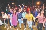बॉलीवुड गीतों की धुन पर झूमतीं छात्राएं। 