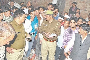 gher mein jaa rahe yuvak ki goli markar hatya