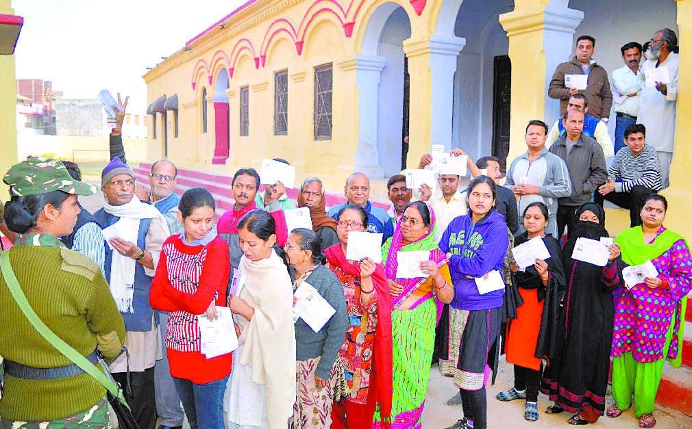 EVMs in several booths polling started late