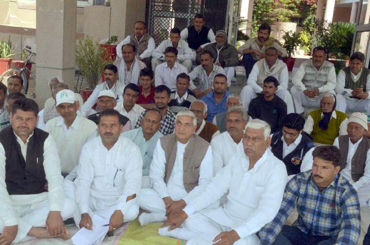 Sugarcane farmers sitting on dharna for suspension supervisor