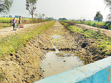 नलकूप चालकों ने एक्सईएन का किया घेराव