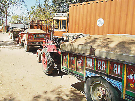 Kotwali laden sand from the left went Trolian