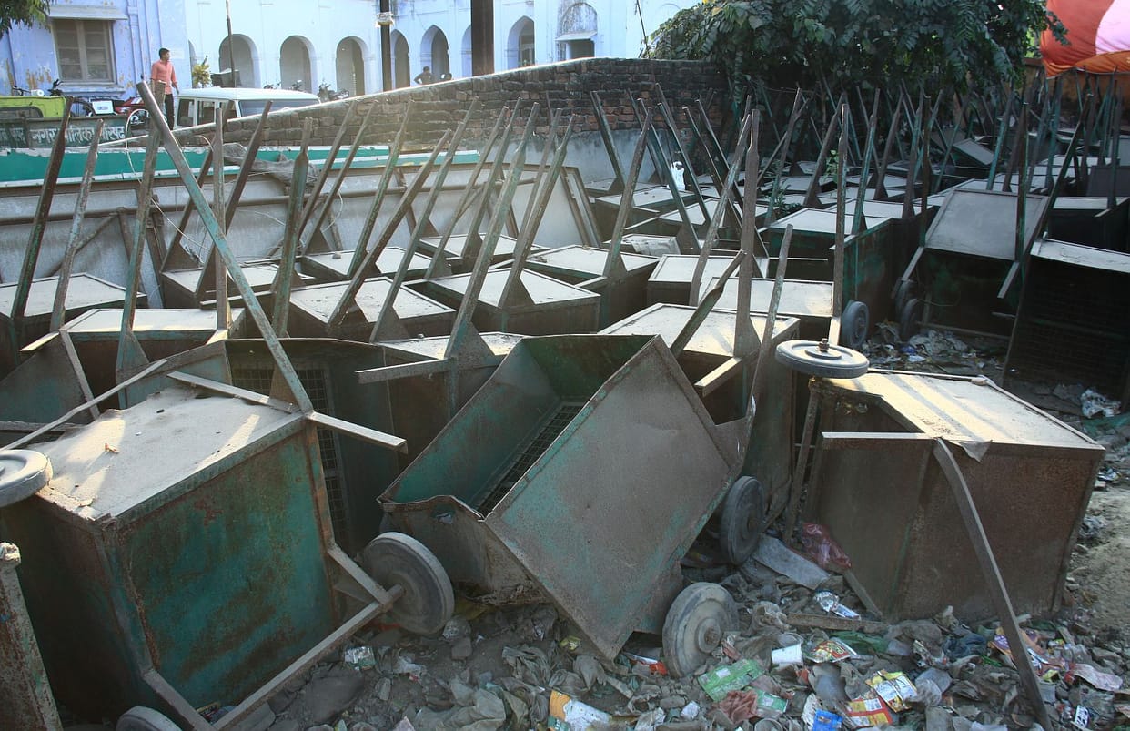 Dirt in the city, in the municipality are melting cleaning equipment