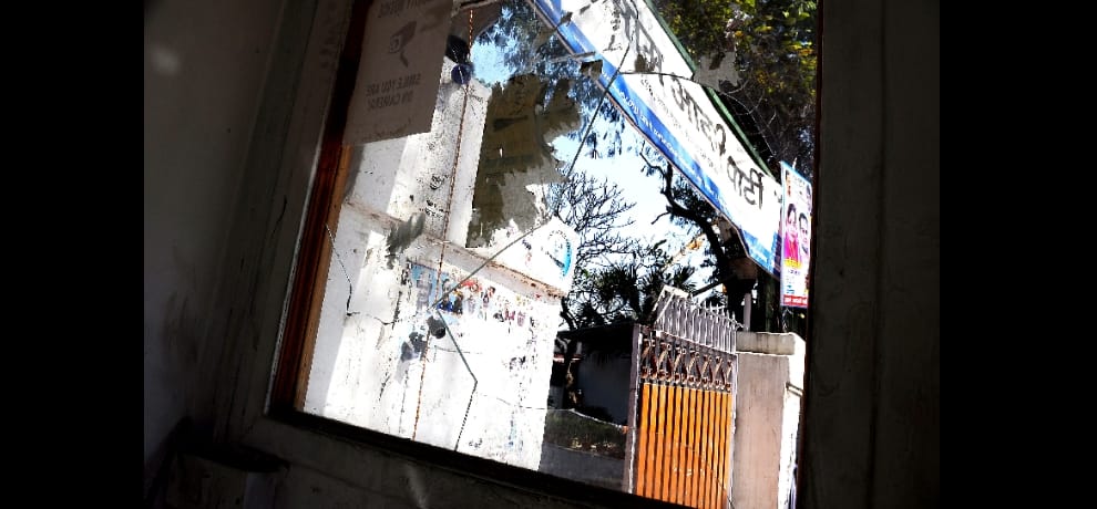 aap volunteers create furor for not getting tickets in mcd elections