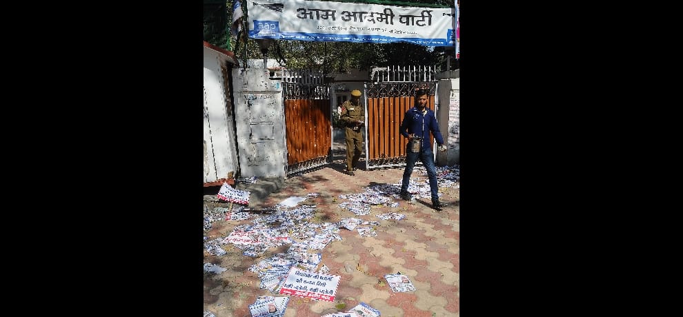 aap volunteers create furor for not getting tickets in mcd elections