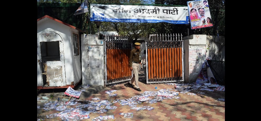 aap volunteers create furor for not getting tickets in mcd elections