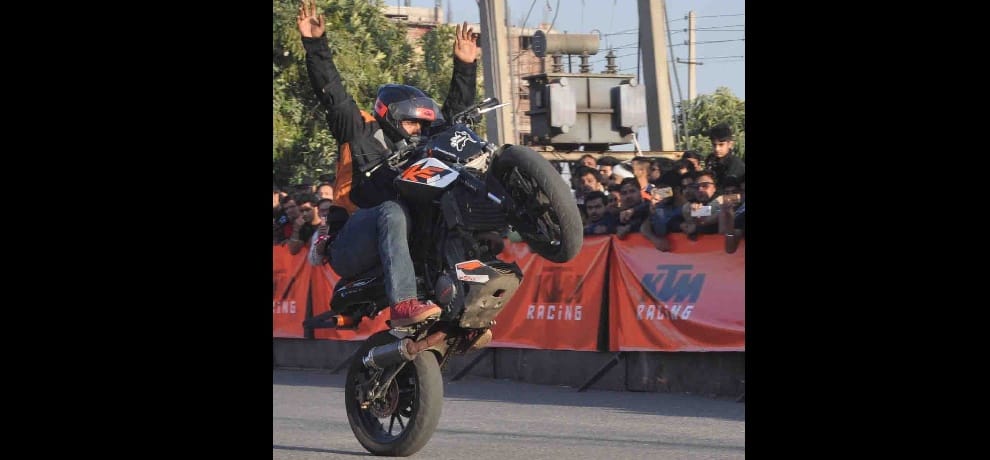 professional stunt show man perform stunt in faridabad