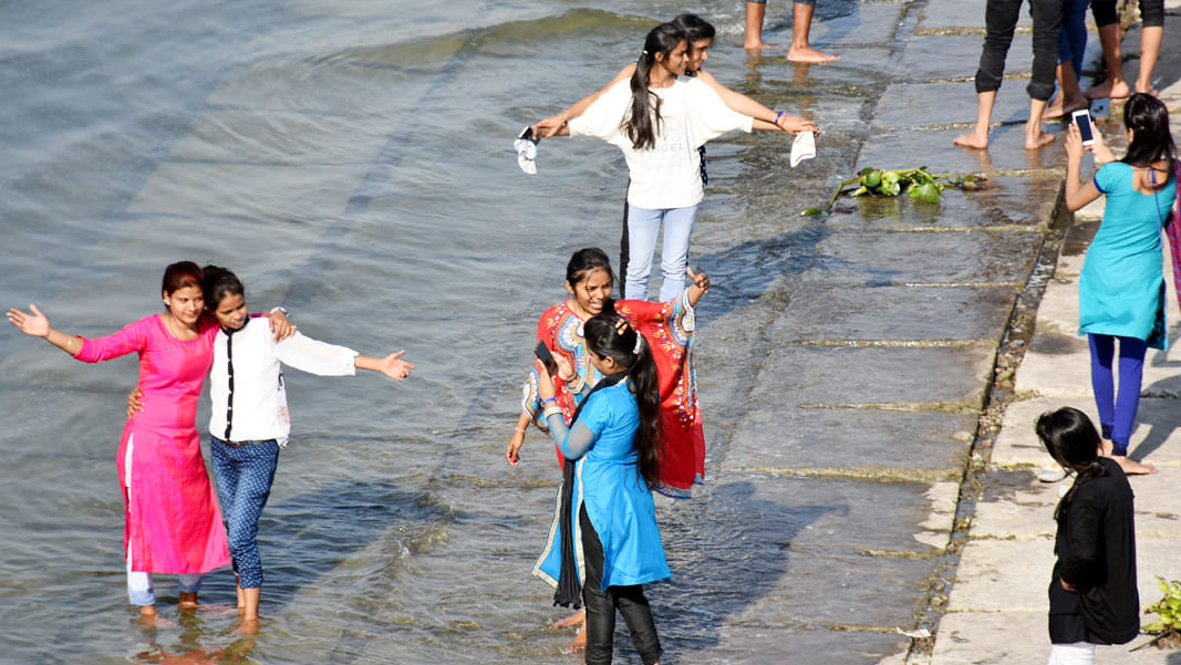 five guys immersed in ganges one died