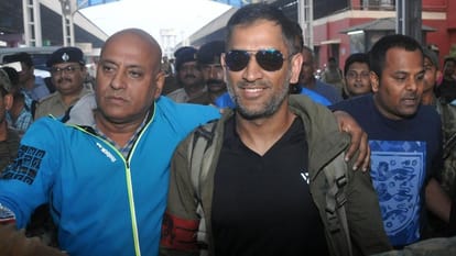 Three phones of Dhoni missing from hotel, recovered
