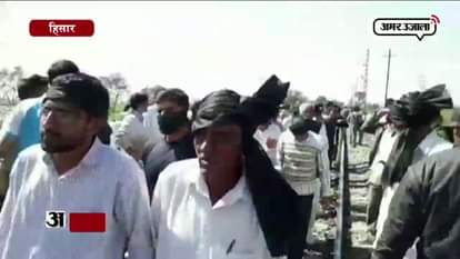 Jaat Agitators stopped trains in Hisar   