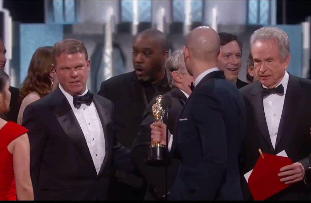 Oscars 2017 blunder caught on camera, watch what happened over 'La La Land' and 'Moonlight'