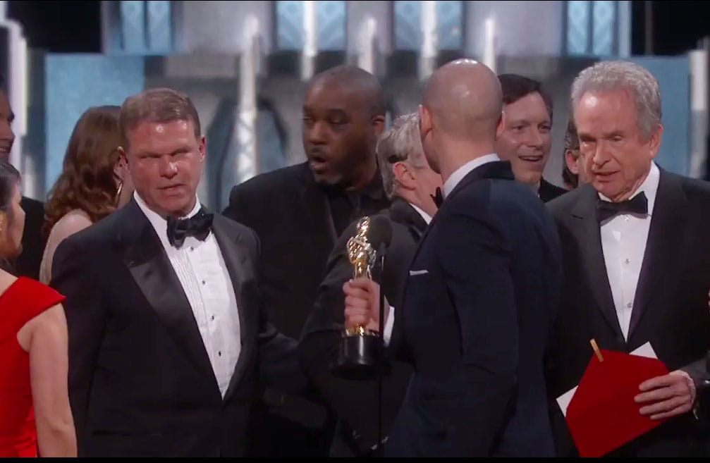 Oscars 2017 blunder caught on camera, watch what happened over 'La La Land' and 'Moonlight'
