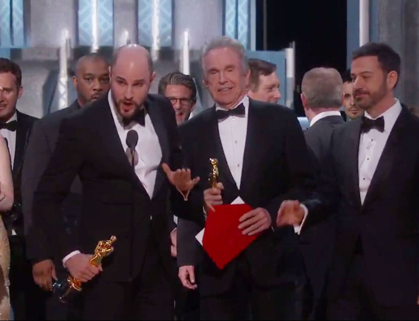 Oscars 2017 blunder caught on camera, watch what happened over 'La La Land' and 'Moonlight'