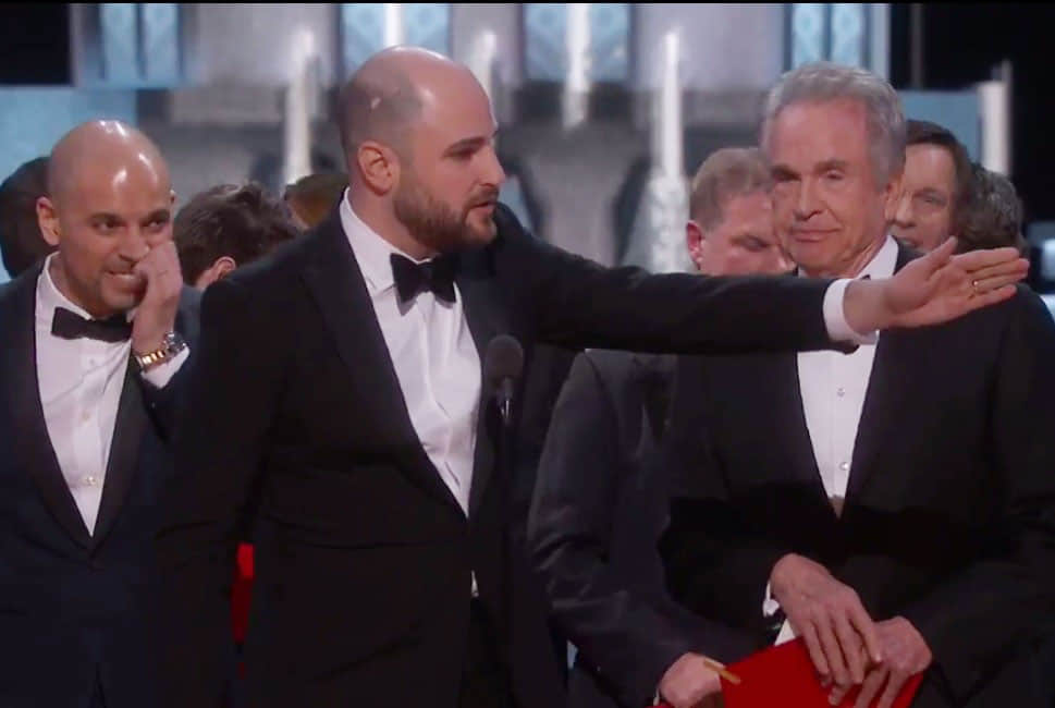 Oscars 2017 blunder caught on camera, watch what happened over 'La La Land' and 'Moonlight'