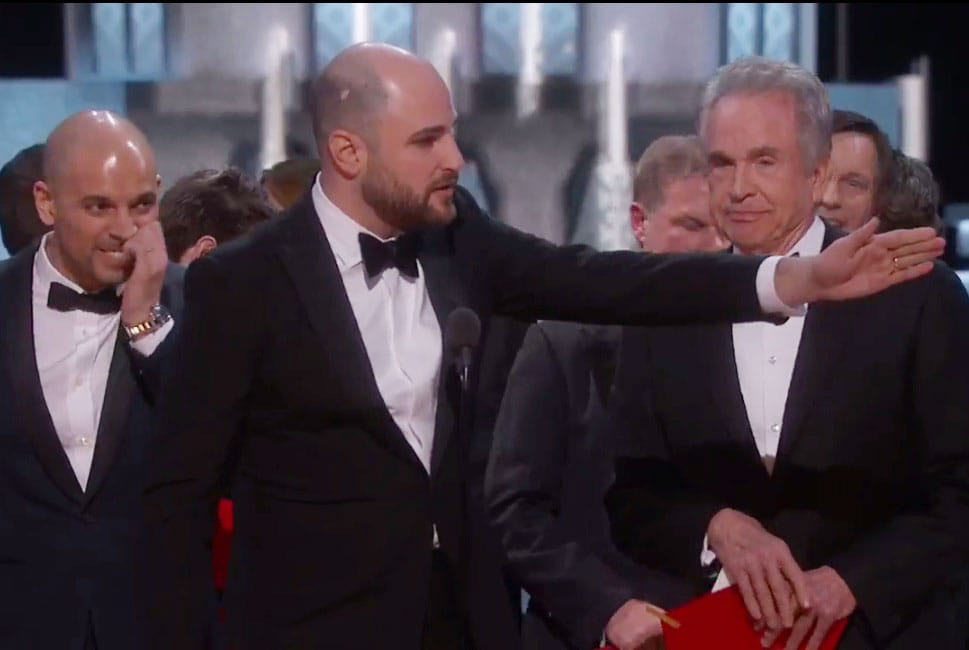Oscars 2017 blunder caught on camera, watch what happened over 'La La Land' and 'Moonlight'