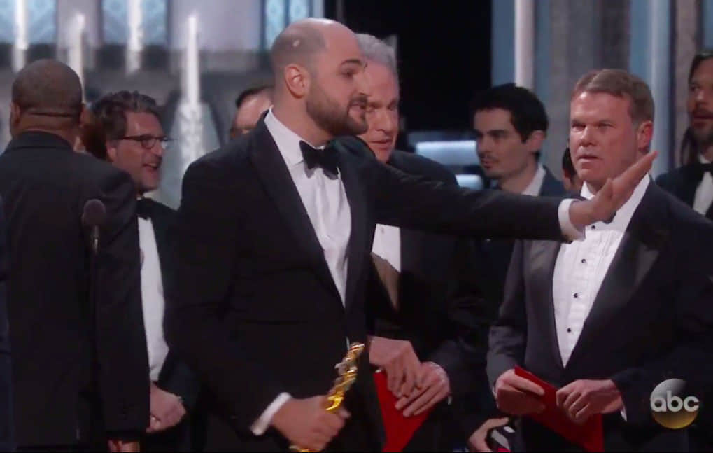 Oscars 2017 blunder caught on camera, watch what happened over 'La La Land' and 'Moonlight'