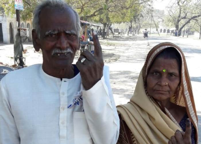 washerman pancham cast vote before amethi king sanjay singh