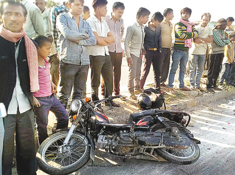 The truck crushed by the death of the railway workers, second injured