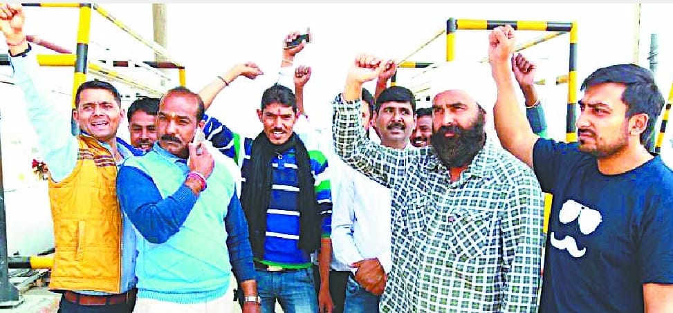 Toll plaza farmers commotion, officers from the spot drifts