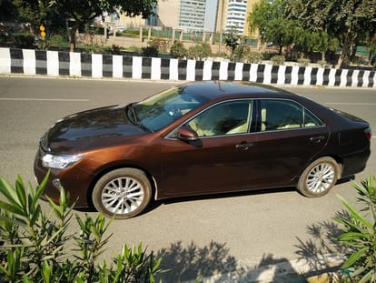 Toyota camry Hybrid: No Tension No pollution 