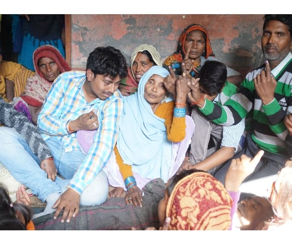 bahraich family cast vote before cremation of family head