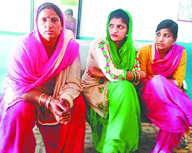 woman theft chain in Cave temple