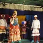 नाटक का मंचन करते कलाकार।
